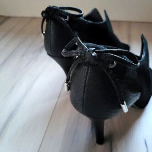 NINE WEST Black Leather Ankle Bootie Heels Sz 7.5 - Picture 6 of 10